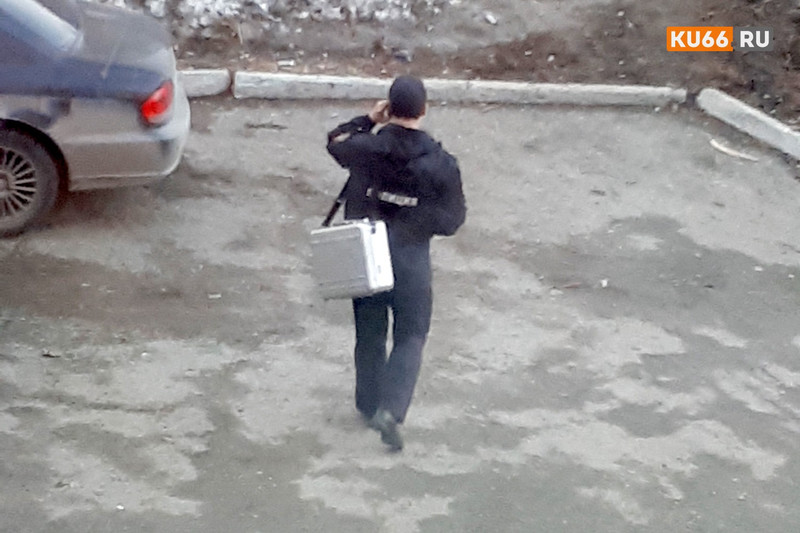 Труп мужчины обнаружили в квартире дома в Каменске. Предварительно в полиции говорят, что смерть не криминальная: умерший сильно пил...