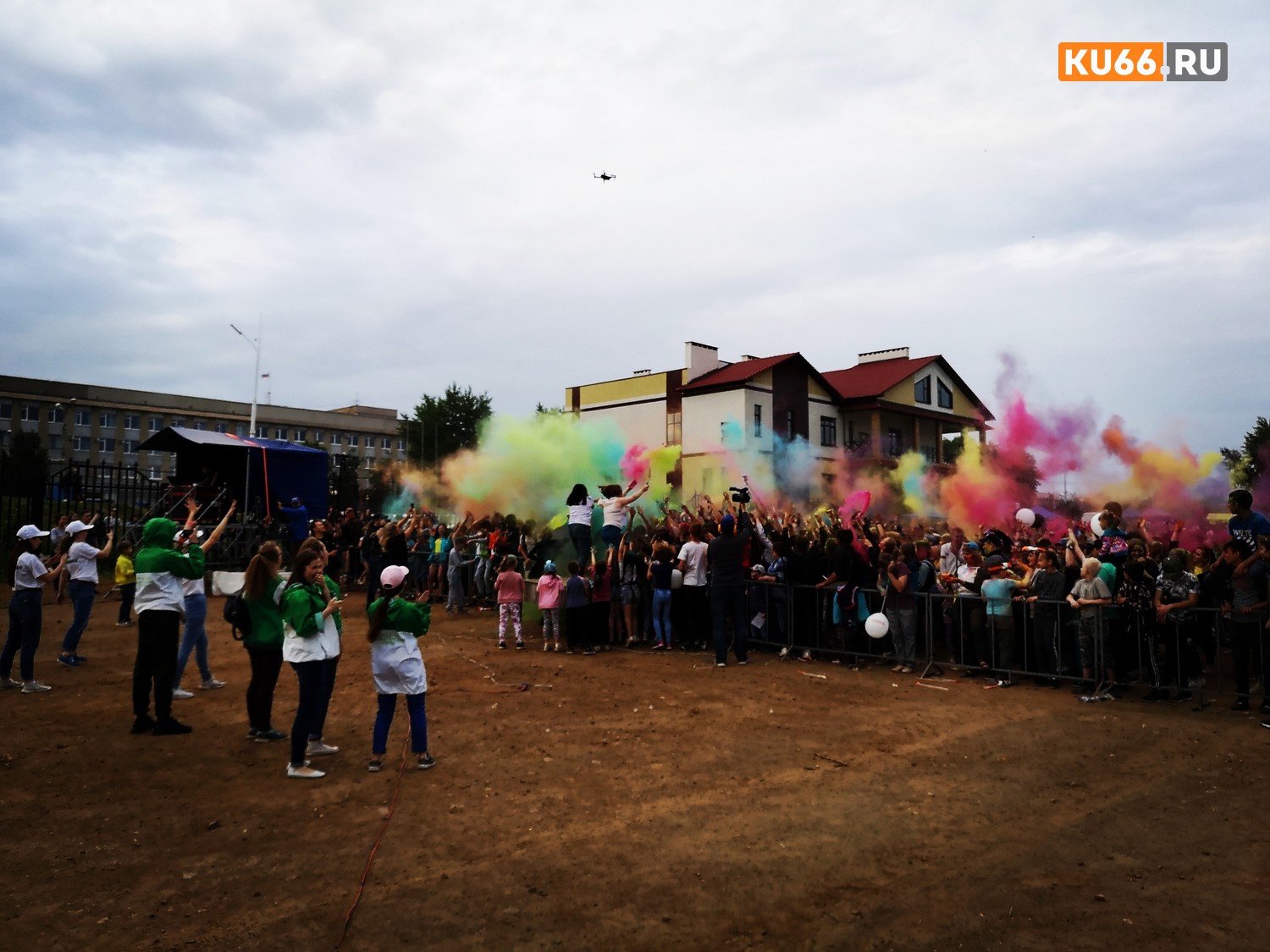 Смотрите, как это было: в Каменске-Уральском отметили День молодежи. Развлечения были на любой вкус — от КВН и мастер-классов до ди-джеев