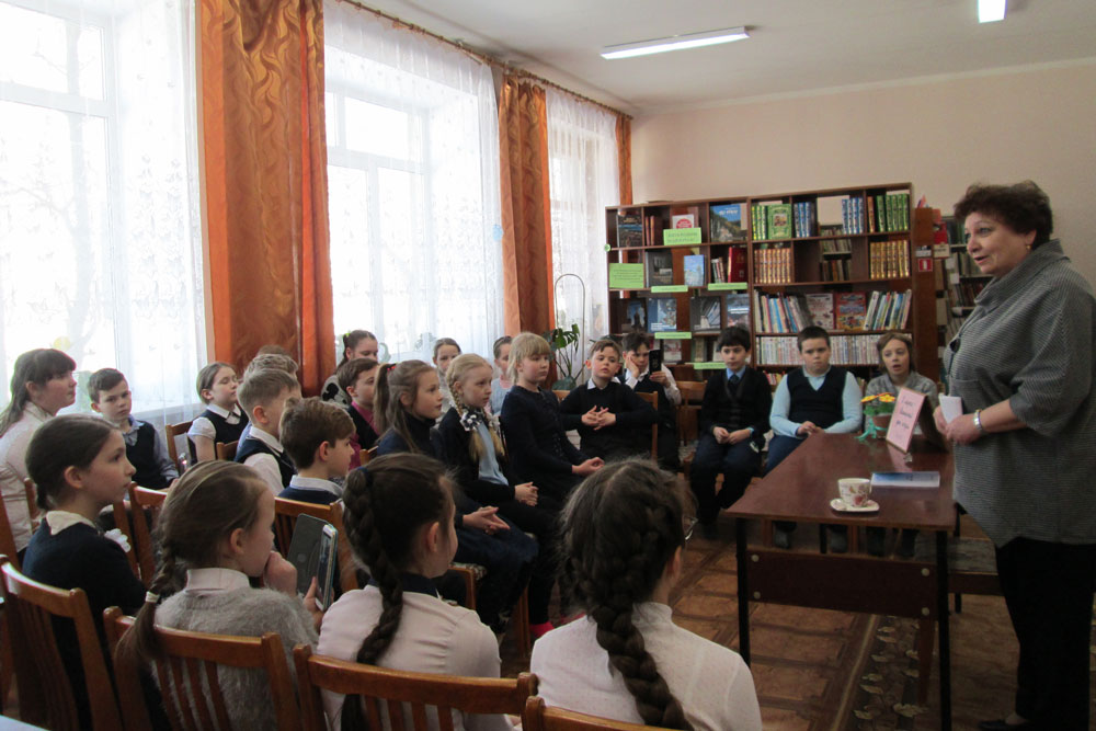 Поэтесса Ирина Шляпникова собрала в библиотеке юных каменцев и рассказала им, что прежде чем начать писать самому, надо много читать других