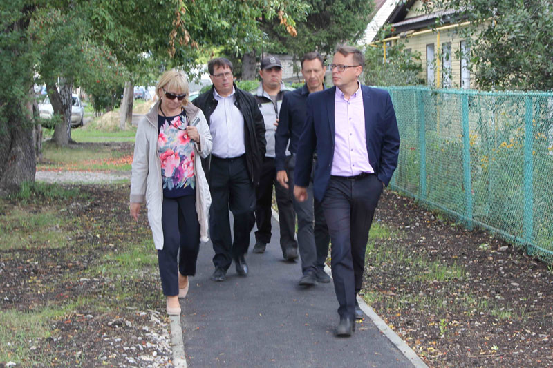 «Сделано много». Вице-мэр Герасимов проверил качество ремонта улиц в Синарском районе. Дороги теперь не будет топить водой?