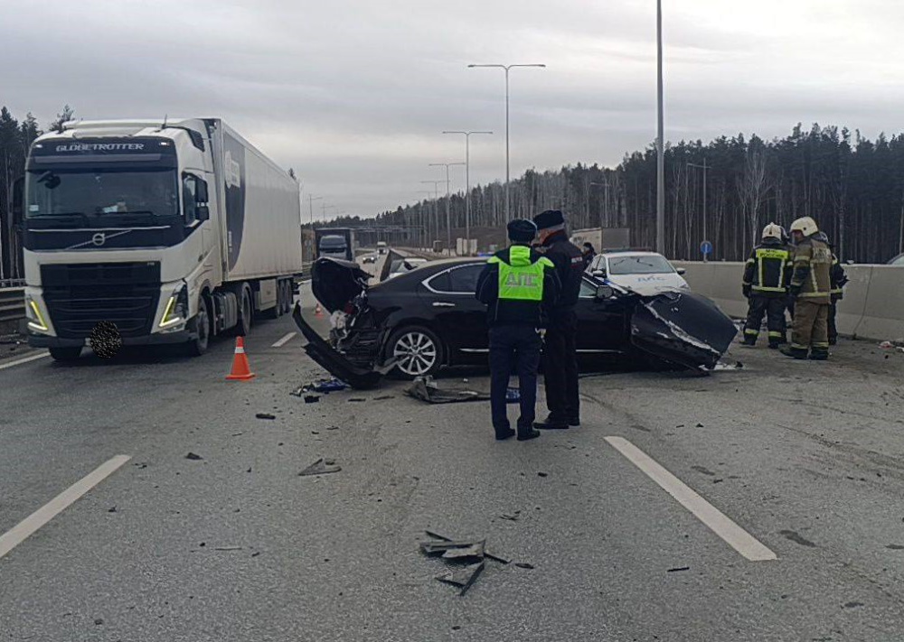 Смертельное ДТП на ЕКАД: «Лексус» врезался в ограждение, один человек погиб | На 90-м км ЕКАД в сторону М-5 «Урал» ограничено движение после смертельного ДТП