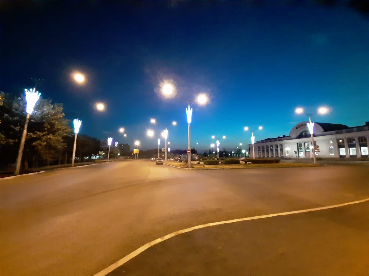 Новая цветовая иллюминация появилась в преддверии Дня города в центре Каменска-Уральского — первую ее часть разместили еще перед новым годом