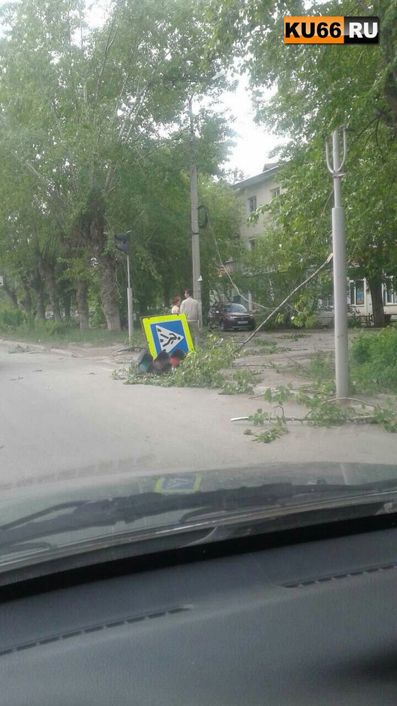 Светофор, который снесло субботним ураганом в Каменске-Уральском, восстановили, но следов сильного ветра остается немало...