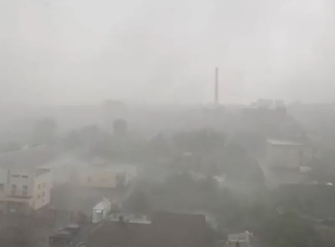 «Дома разрушены, машины разбиты»: На юге России бушует мощный ураган | На юге России бушует мощный ураган