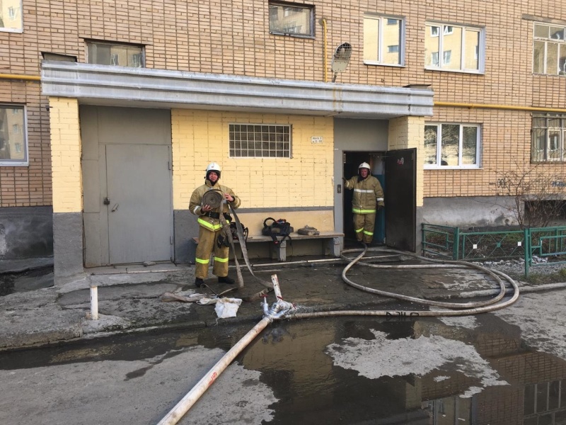 Накануне в Каменске-Уральском в пятиэтажке загорелась дверь подвала и сгорел садовый дом