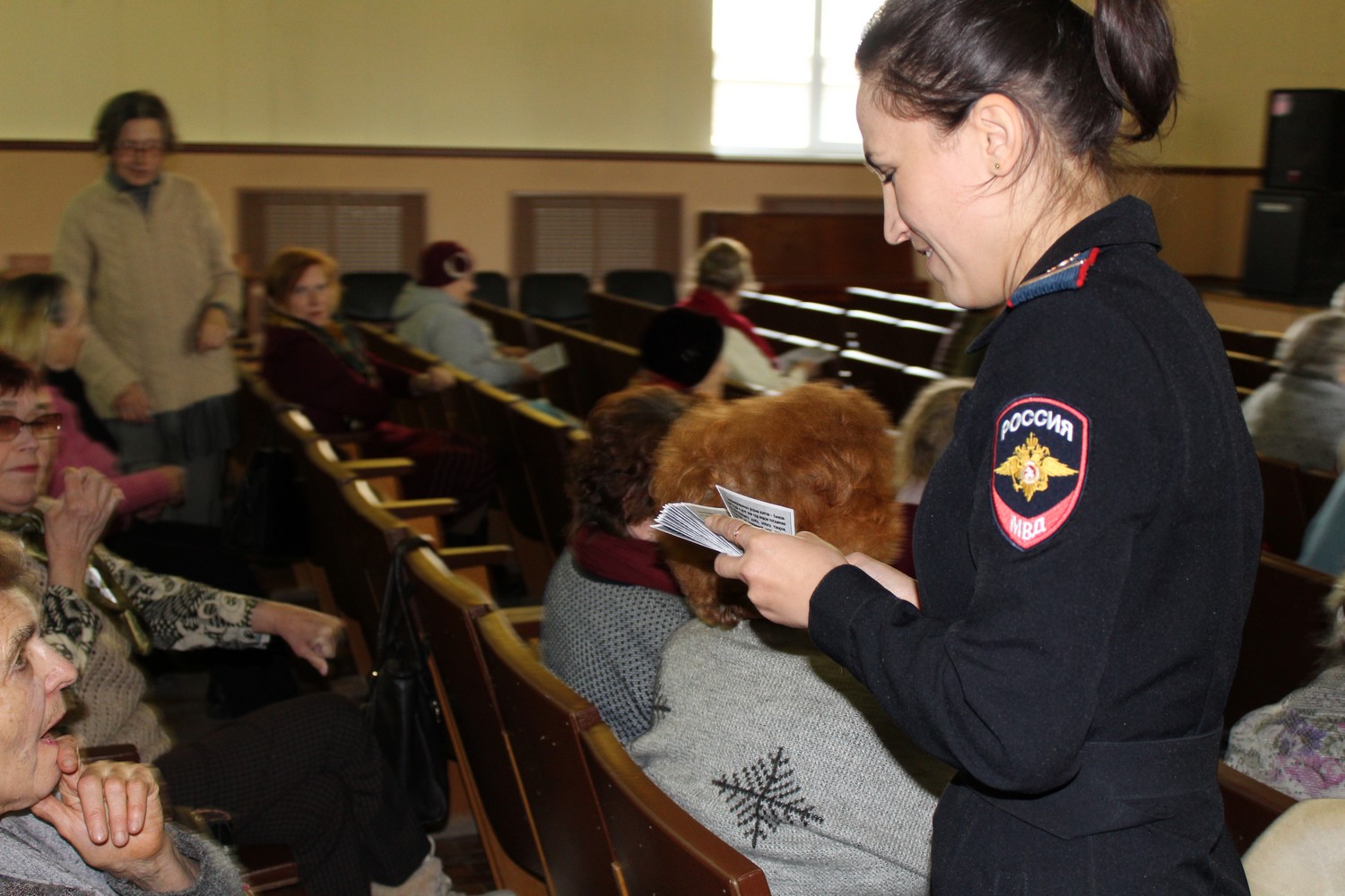 Урок правовой грамотности для лиц пенсионного возраста провели полицейские в Каменске-Уральском