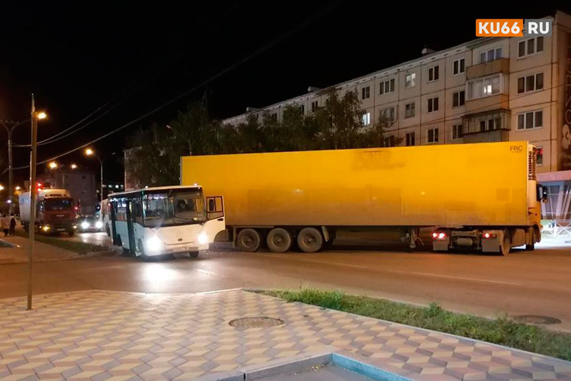 Во всем виноват… навигатор? Водитель большегруза объяснил, зачем начал разворачиваться и устроил ДТП с автобусом в Каменске-Уральском