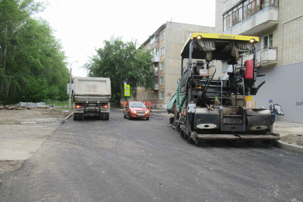 Чинят без перекрытий. В Каменске-Уральском в ремонтах дорог задействованы рабочие, которые много лет занимаются тем же в Екатеринбурге Чинят без перекрытий. В Каменске-Уральском в ремонтах дорог задействованы рабочие, которые много лет занимаются тем же в Екатеринбурге