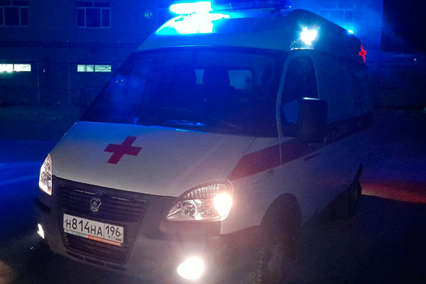 Ранним утром в 50 км от Каменска-Уральского бригада скорой помощи приняла роды прямо дома у женщины. На свет появилась девочка!