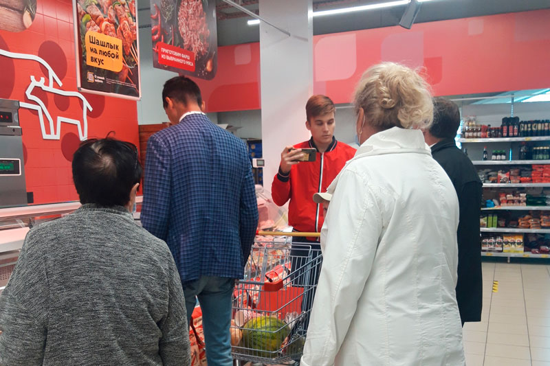 «Ни вы, ни губернатор, ни президент нам не указ». Компания мужчин не стеснялась в выражениях во время рейда по магазинам Каменска-Уральского