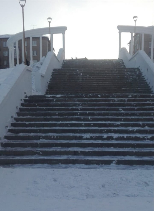 Теперь можно ходить спокойно: коммунальщики расчистили ступени от снега для подхода к реконструированной Набережной в Каменске