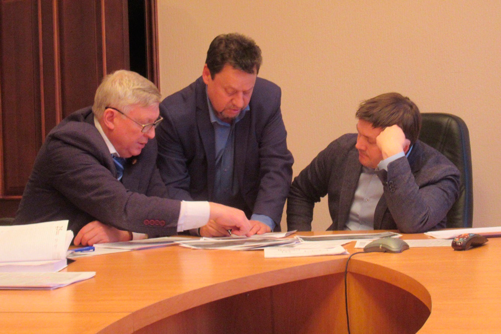 Часть бордюров на улицах в Каменске-Уральском сделают из гранита — мэр Шмыков не возражает. Какие еще новинки ждут жителей этим летом?