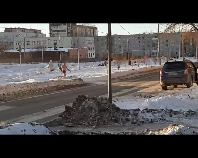 В Каменске-Уральском по улицам гулял полуголый мужчина