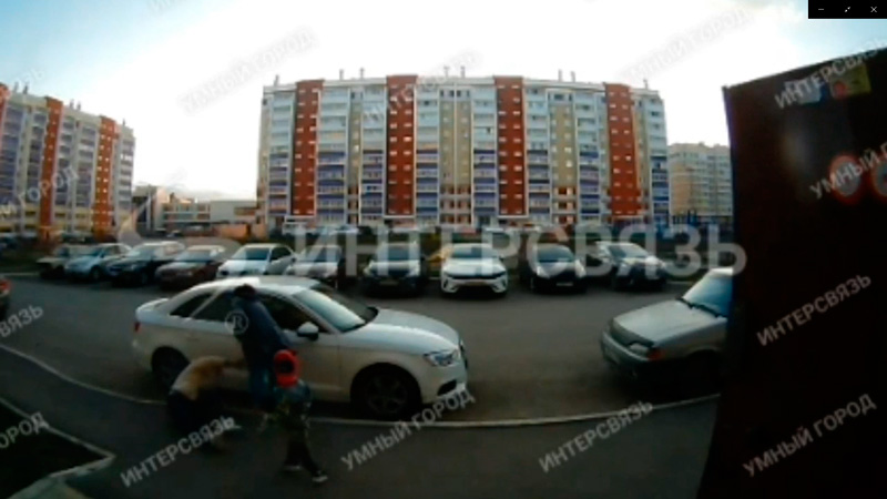 Пьяные женщины напали на мать с ребенком в Каменске-Уральском. «Обещали разбить лицо». ВИДЕО