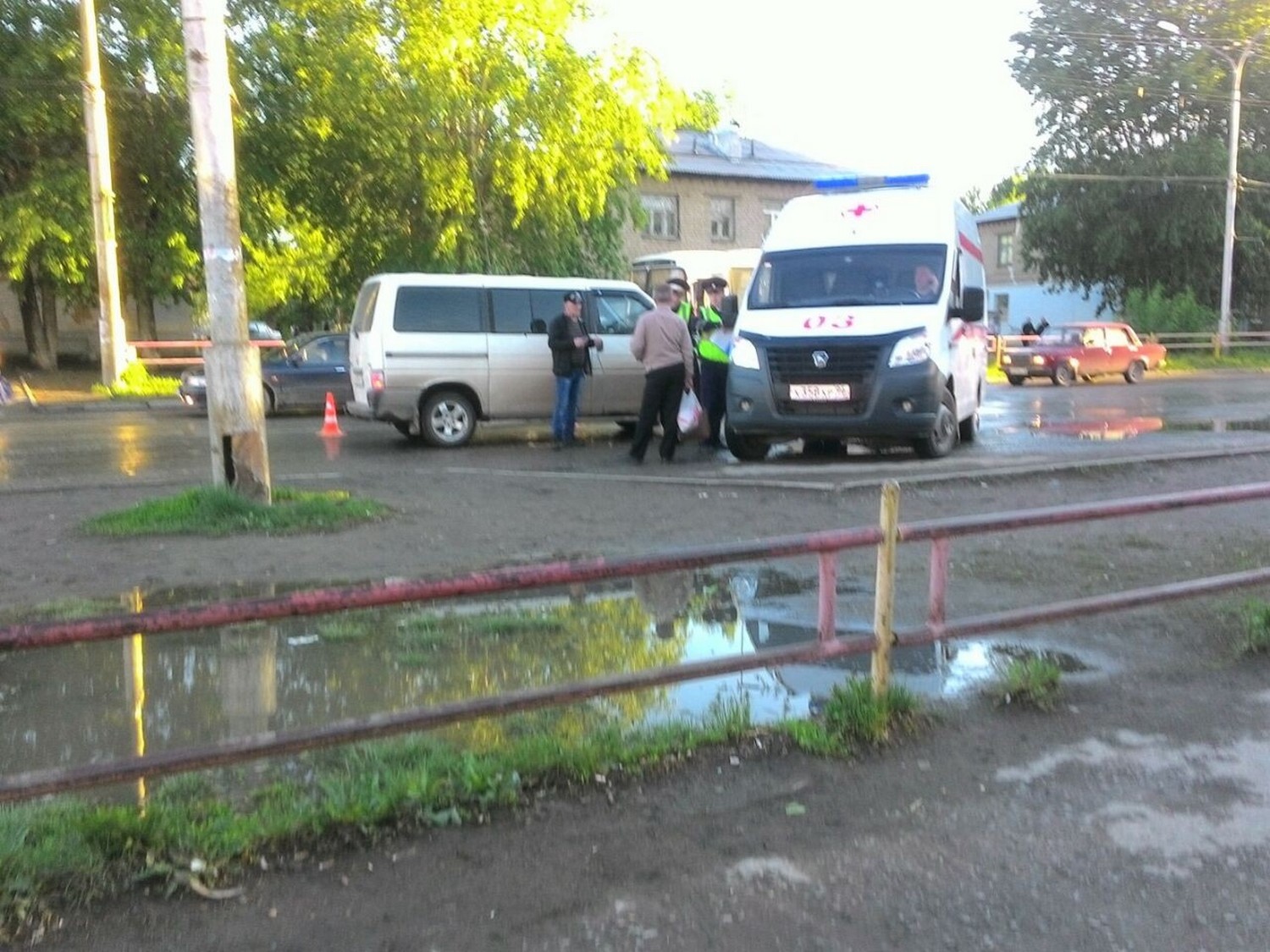 В Каменске-Уральском на улице Октябрьская под колеса автомобиля попал пешеход. На место аварии выезжала «скорая»