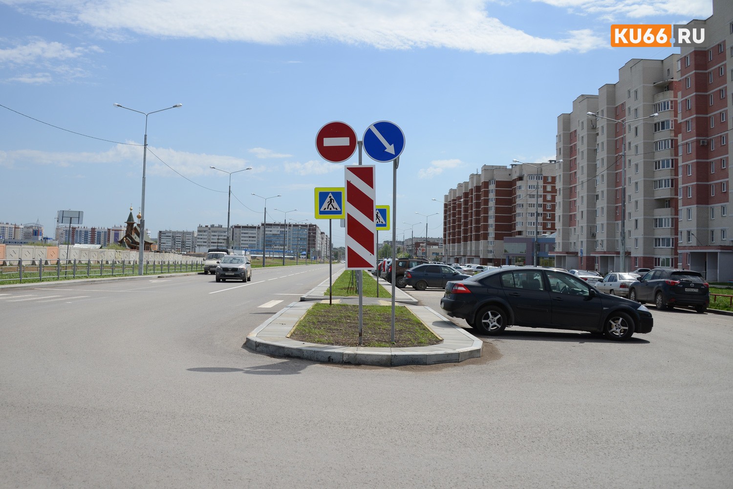 На одной из улиц в Каменске-Уральском автомобилисты мешают дорожникам наносить разметку. Госавтоинспекция пригрозила карать рублем!