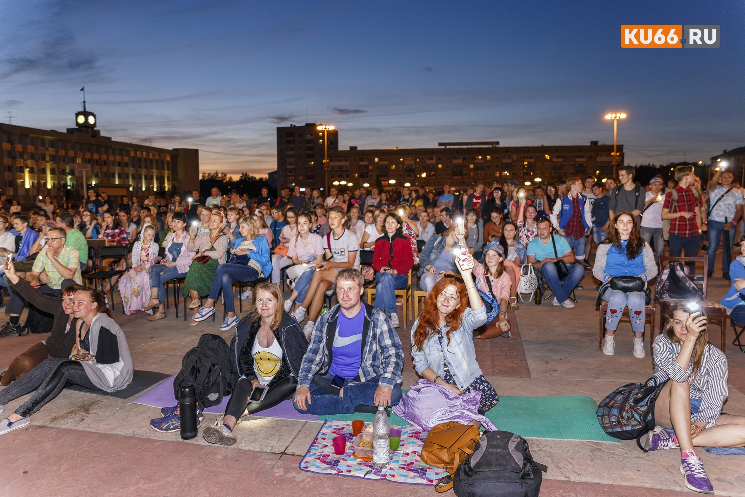 Фестиваль уличного кино в Каменске-Уральском прошел на ура – несмотря на поздний час народу было полно. Каждый захватил фонарик...