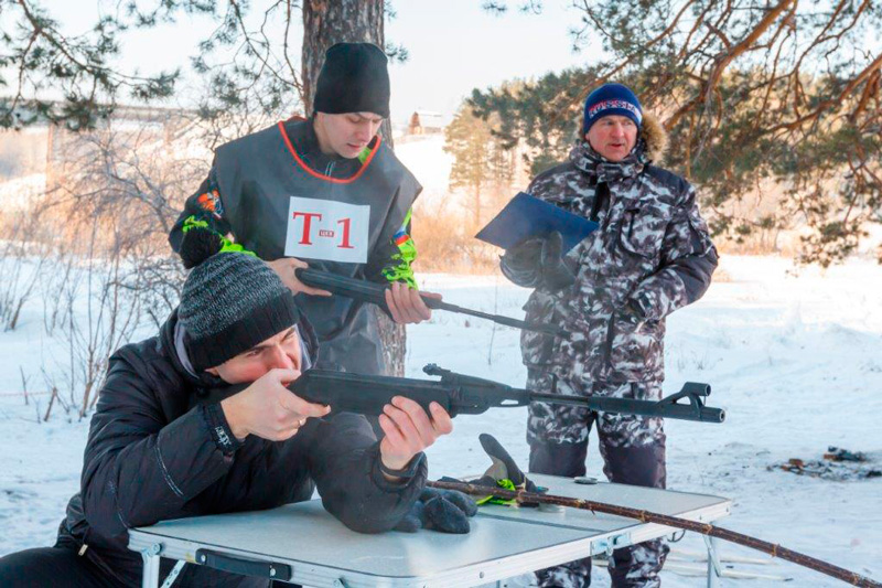В День защитника Отечества трубники собрались на спортивный праздник у карьера в Каменске: метали гранаты, катались на бублике, стреляли
