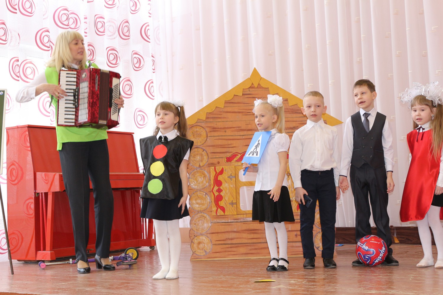 «Наша дружная семья с ПДД дружит всегда». Семейный фестиваль с таким названием прошел в Каменске-Уральском «Наша дружная семья с ПДД дружит всегда». Семейный фестиваль с таким названием прошел в Каменске-Уральском