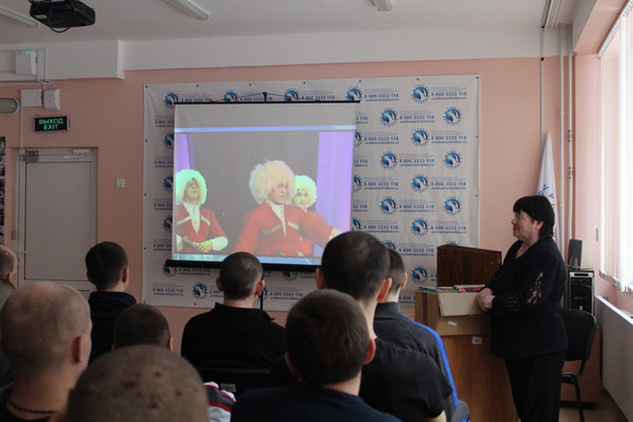 «Все внимательно смотрели концерт и в глазах горели искорки»: в центре «Урал без наркотиков» прошла программа «Многонациональный Урал»