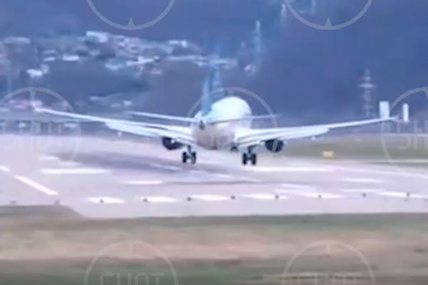В Сочи ураганный ветер снёс заходящий на посадку самолёт