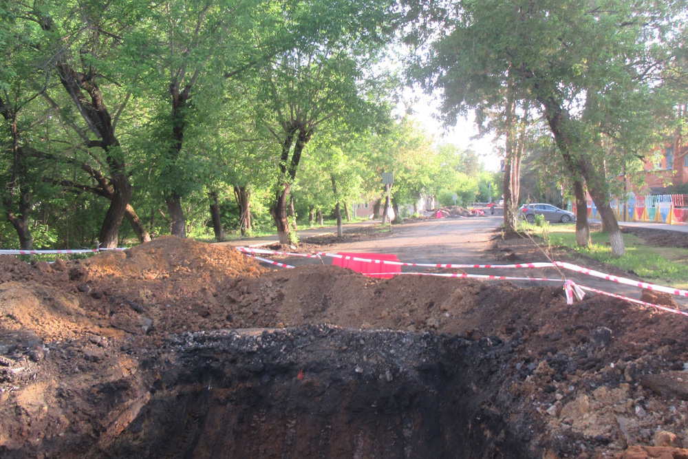 Из-за перекладки сетей тепло- и водоснабжения в Каменске страдают горожане — не все ремонтники вовремя сообщают о перекрытиях дорог
