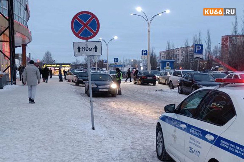 Сотрудники ГИБДД оштрафовали в Каменске нарушителей правил парковки