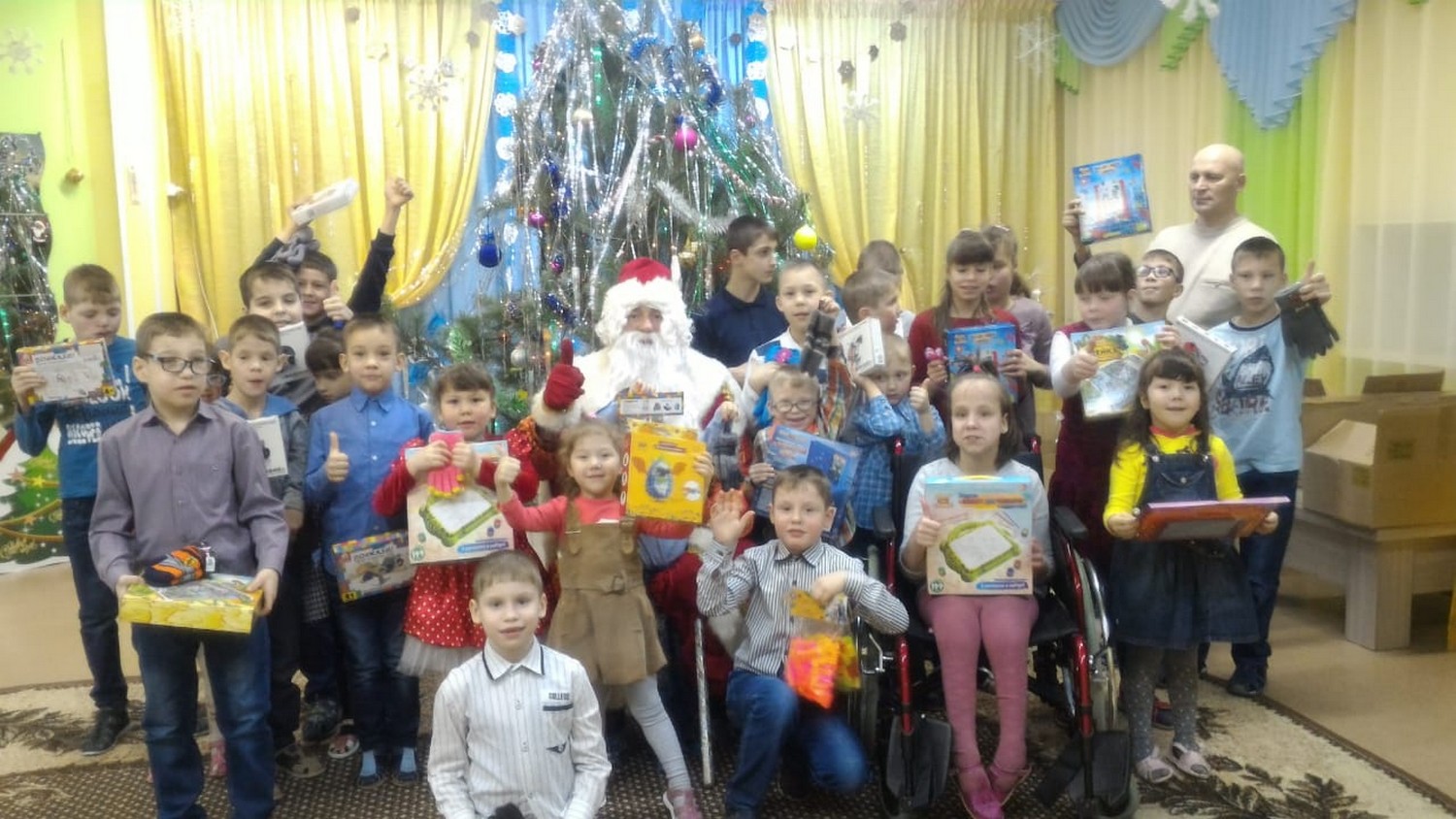 Каменские десантники в компании с дедом Морозом пришли к ребятам из реабилитационного центра — поздравили и вручили полезные подарки