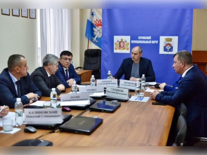 Пострадавшим — компенсации, заводам — заказы: Паслер решает проблемы Серова | Денис Паслер обсудил кадровые и экономические вопросы с металлургами Серова