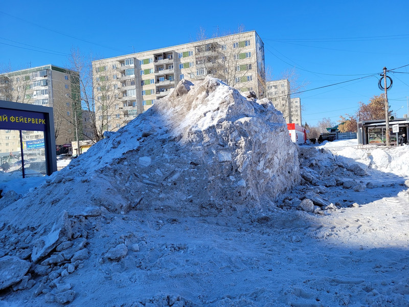 На перекрестке в Каменске прохожие заметили огромную кучу снега — это руководство «Монетки» спихнуло ее, освобождая место для своих нужд
