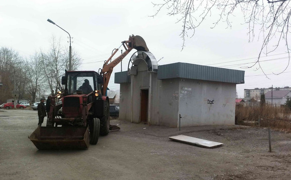 В Каменске-Уральском снесли экскаваторами пять торговых павильонов, незаконно стоявших на муниципальной земле. ФОТО