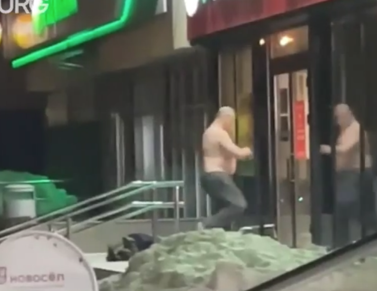 На Урале дебошир разгромил магазин с мясом | Дебошир разделся и разгромил магазин мяса на Урале