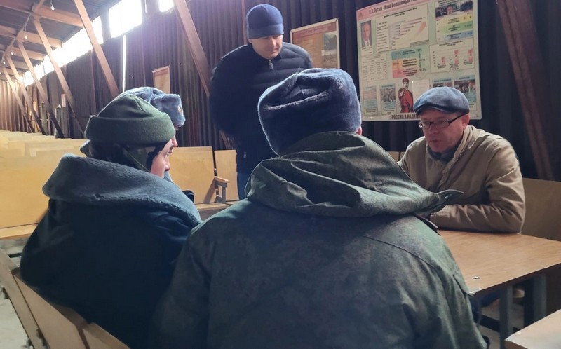 Мэр Каменска-Уральского и депутат гордумы посетили мобилизированных в Елани