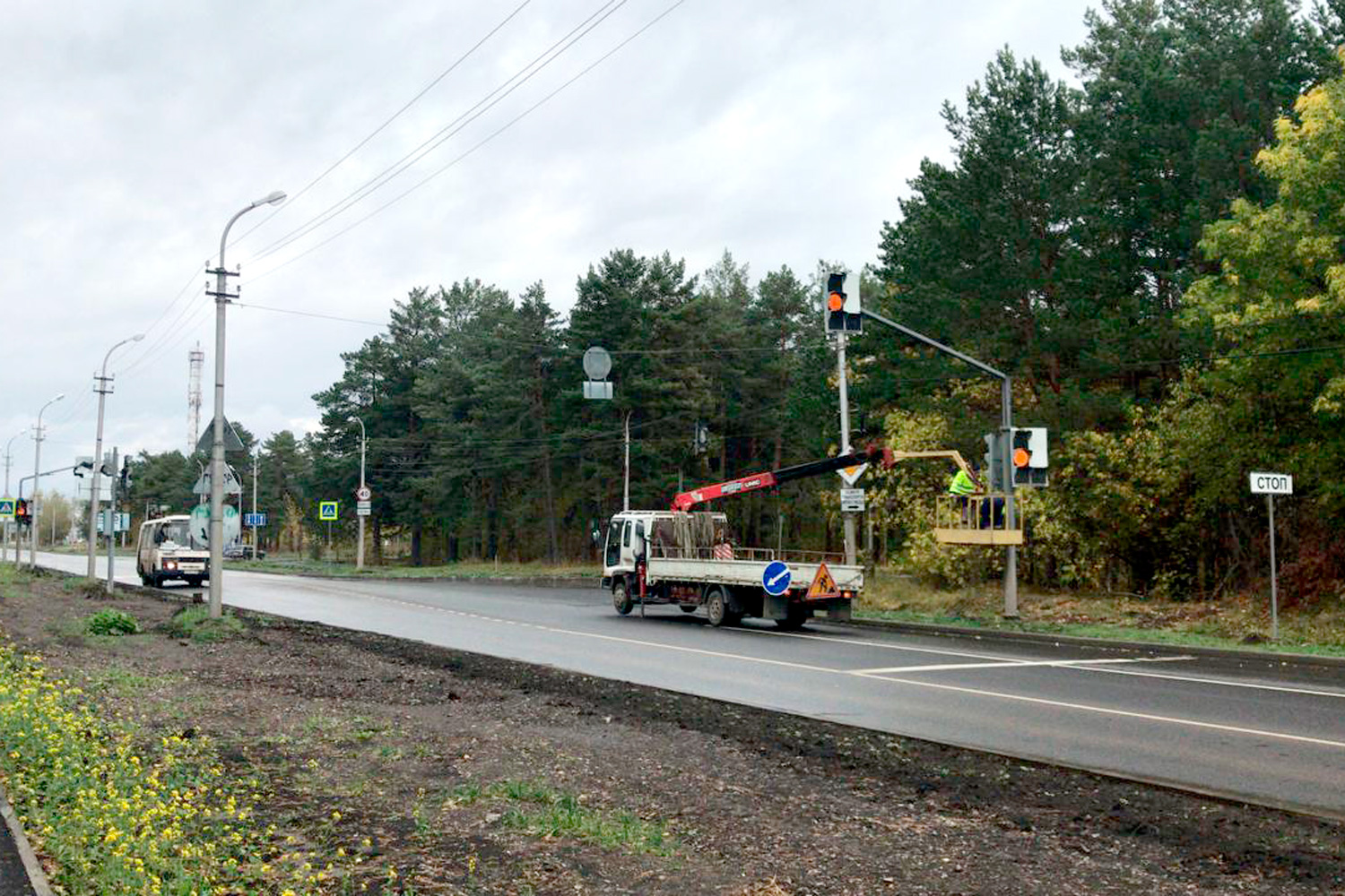 Привыкайте! На ул. Рябова в Каменске помигал желтым, а сегодня полноценно заработал новый светофор — по нему заводчане ходят на работу