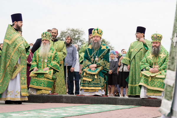 Десятилетие создания Каменской епархии верующие и власти отметили богослужением под открытым небом в центре города. Приехал митрополит! Десятилетие создания Каменской епархии верующие и власти отметили богослужением под открытым небом в центре города. Приехал митрополит!