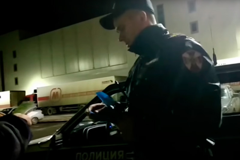 «Че светишь, глаза прожгешь». Ночью в Каменске-Уральском местный житель заставил инспекторов ДПС проверить бойца Росгвардии на алкоголь