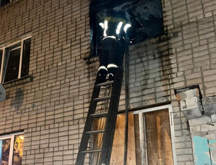 Кухня вспыхнула: спасатели ночью вывели 15 человек из горящей пятиэтажки в Каменске-Уральском | В Каменске-Уральском ночью эвакуировали 15 человек из горящей пятиэтажки