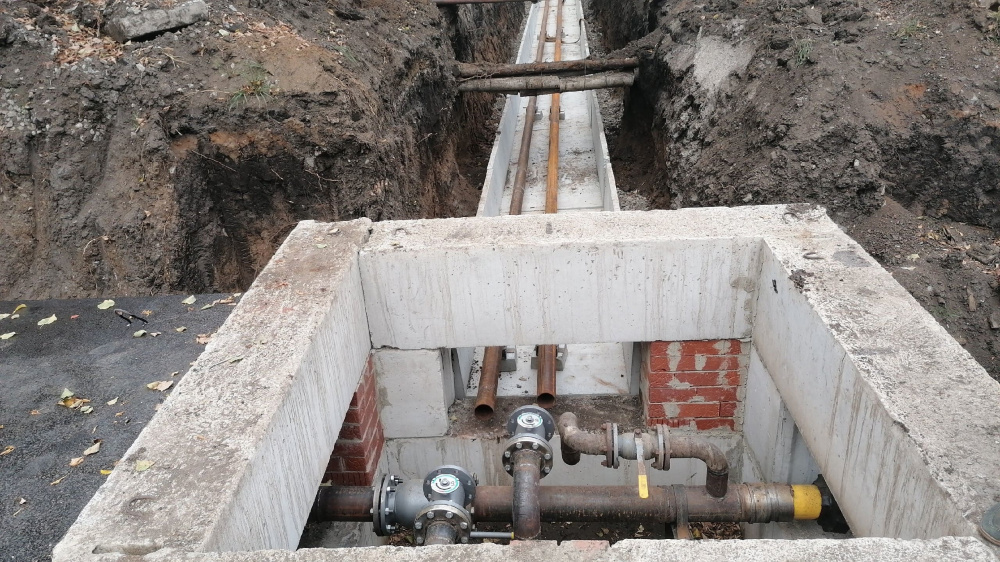 В Каменске-Уральском срочно устраняют утечку горячей воды перед отопительным сезоном | В Каменске-Уральском меняют трубы из-за утечки горячей воды