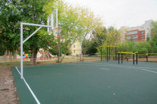 Новую спортплощадку во дворе дома по ул. Исетской в Каменске презентовали местным жителям — детям можно не переживать о травмах