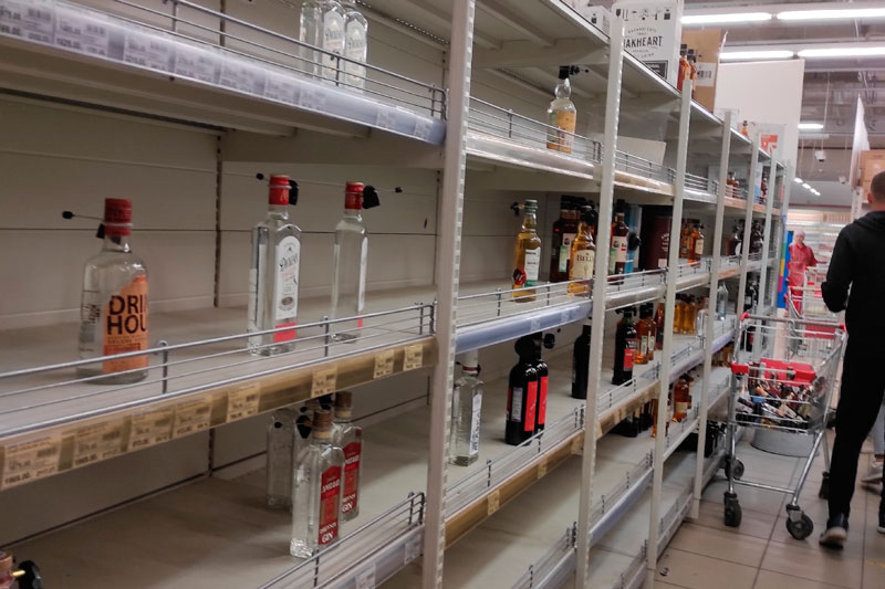 За сутки в Каменске-Уральском в магазине «Мегамарт» почти раскупили весь алкоголь За сутки в Каменске-Уральском в магазине «Мегамарт» почти раскупили весь алкоголь