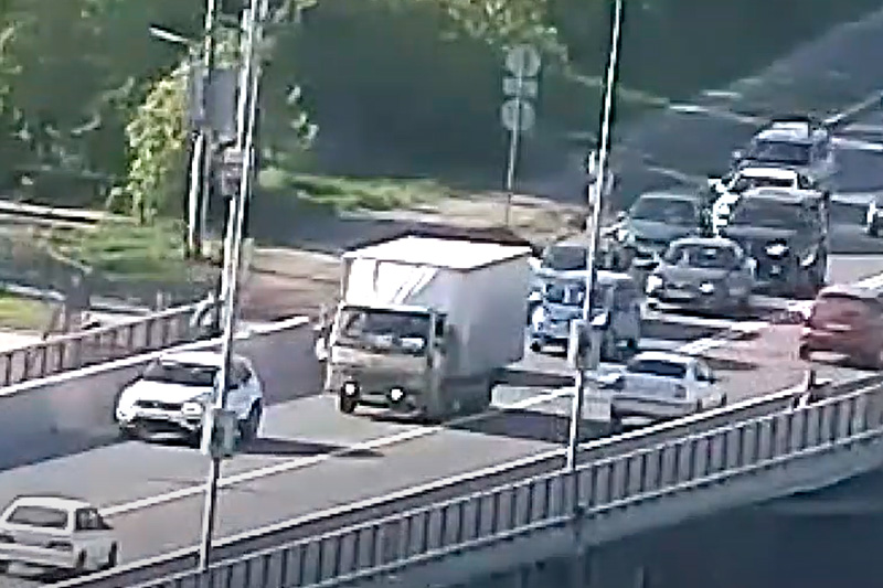 Пока одни возвращались с работы, а другие спешили на дачи, на главном мосту в Каменске-Уральском из-за нелепой аварии был блокирован проезд Пока одни возвращались с работы, а другие спешили на дачи, на главном мосту в Каменске-Уральском из-за нелепой аварии был блокирован проезд