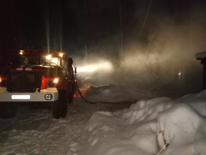 Ночью в Каменске-Уральском сгорел гараж и сарай