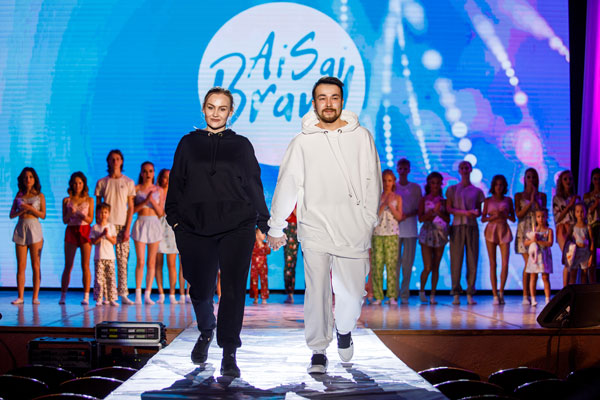 Неделя моды в Каменске-Уральском: как это было? Дизайнер из Киргизии представил новые коллекции, а местные дети — свои швейные способности