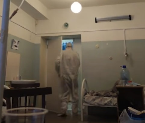 Житель Томска, ухаживавший за своей бабушкой в больнице под видом врача, уехал из России