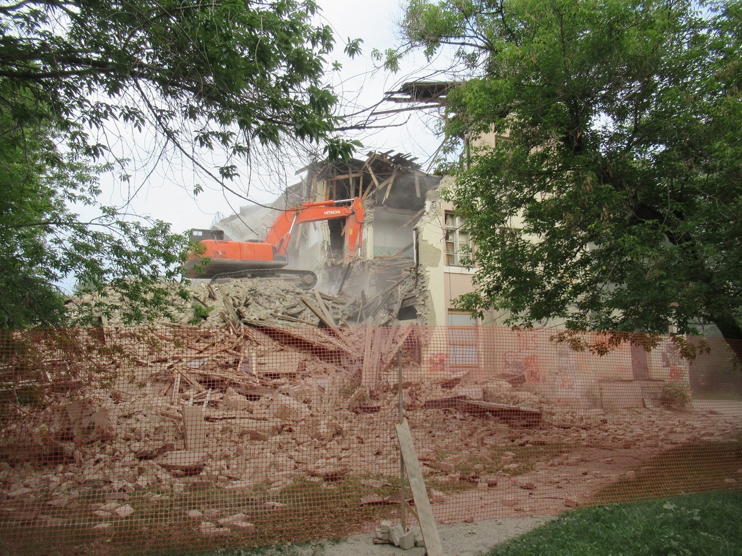 В Каменске-Уральском сносят печально известную больницу с полувековой историей – сразу же нашлись те, кто пустил «скупую слезу»