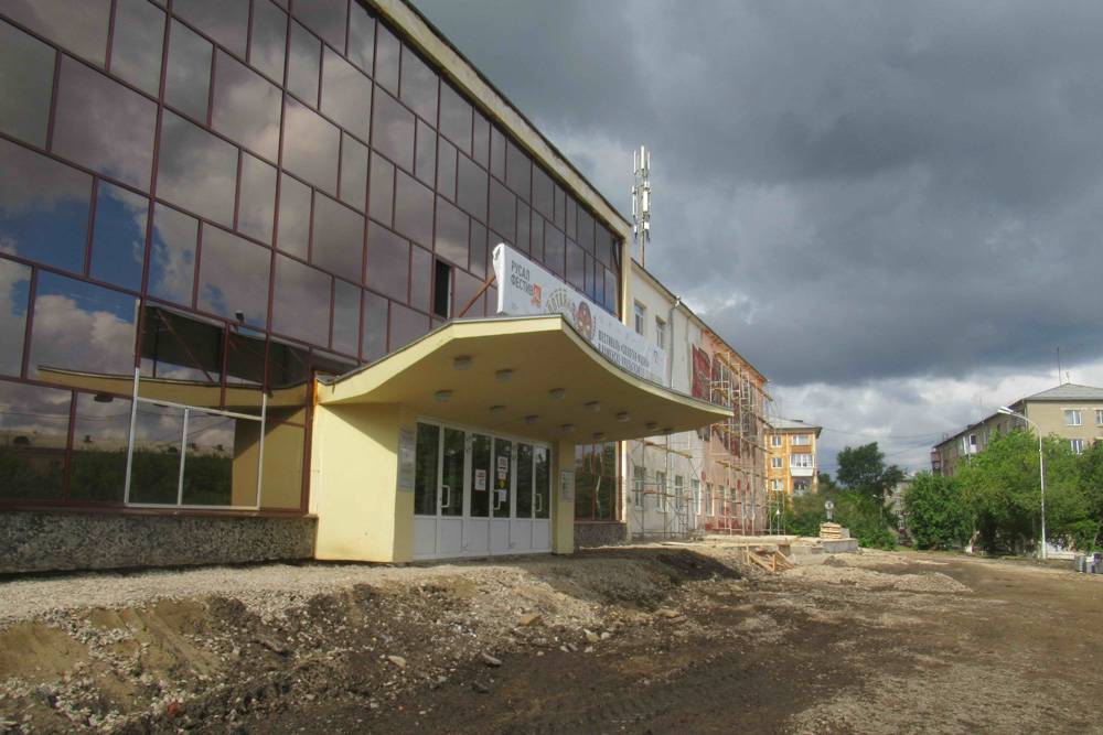 Фонтан модернизируется, крыльцо у Драмы строится: мэр Шмыков ездит по Каменску-Уральском и смотрит, как идет летнее обновление города