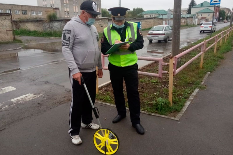 Выбоины на покрытии, полустертая разметка, дефекты знаков: инспекторы ГИБДД Каменска проверили дороги у школ. Проблем немало