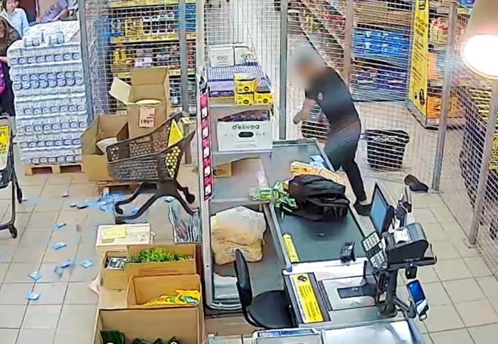 Ну очень хотелось! В Липецке мужчина ограбил магазин и избил продавцов ради кофе и жвачки | В Липецке мужчина ограбил магазин и избил продавцов ради кофе и жвачки