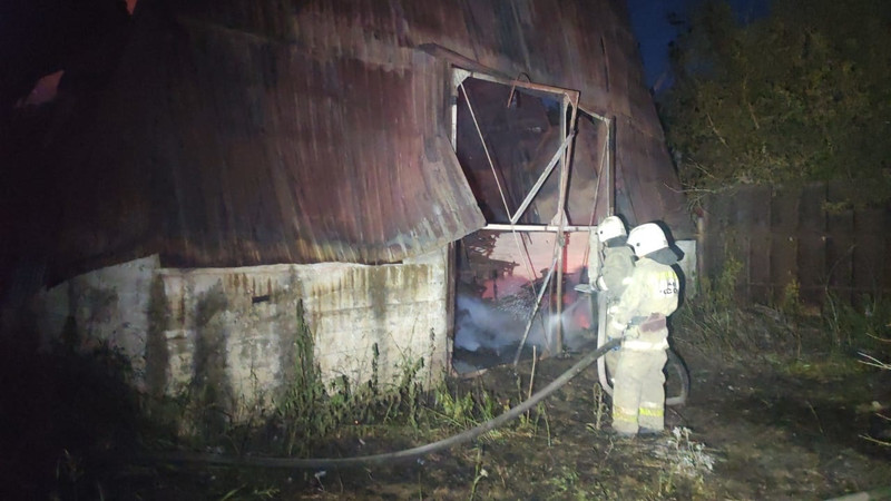 Пожар на огромной площади произошел ночью в селе под Каменском-Уральским — спасатели на пяти спецмашинах тушили его до утра