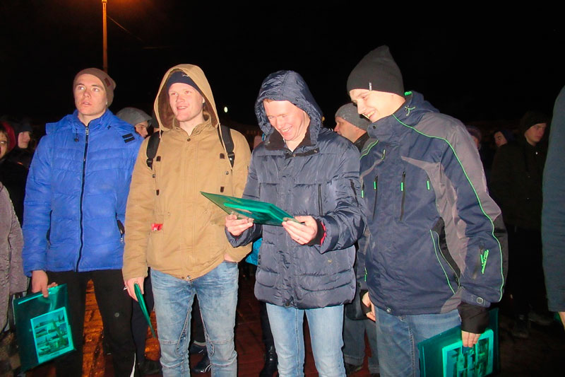 Возвращайтесь, будем вас ждать: в Каменске-Уральском в армию отправили 18 ребят. Вечером для них организовали красивую церемонию